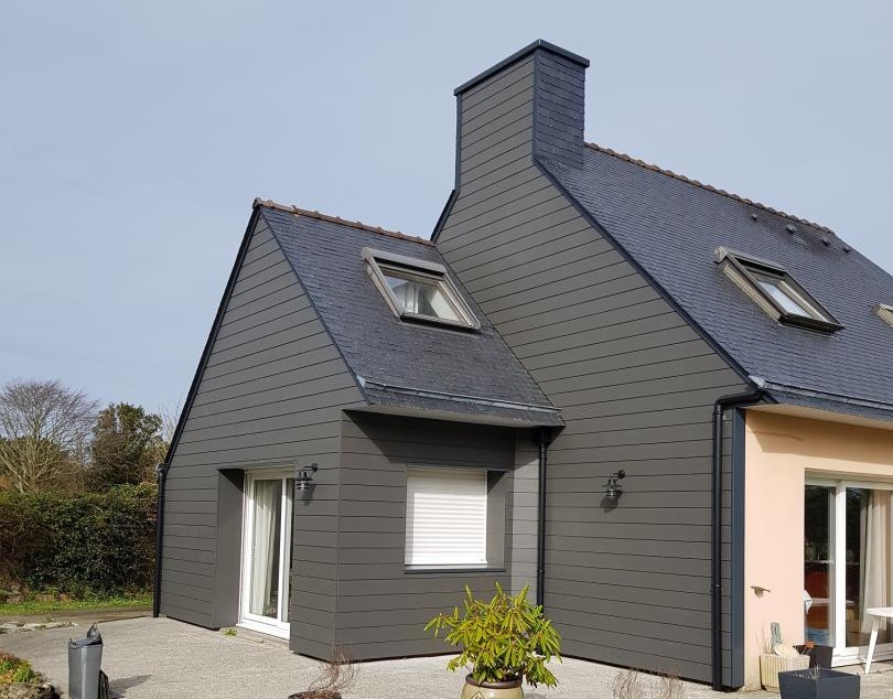 Maison rénovée avec une ITE et un bardage contemporain posé par Phénix Rénovation à Amiens